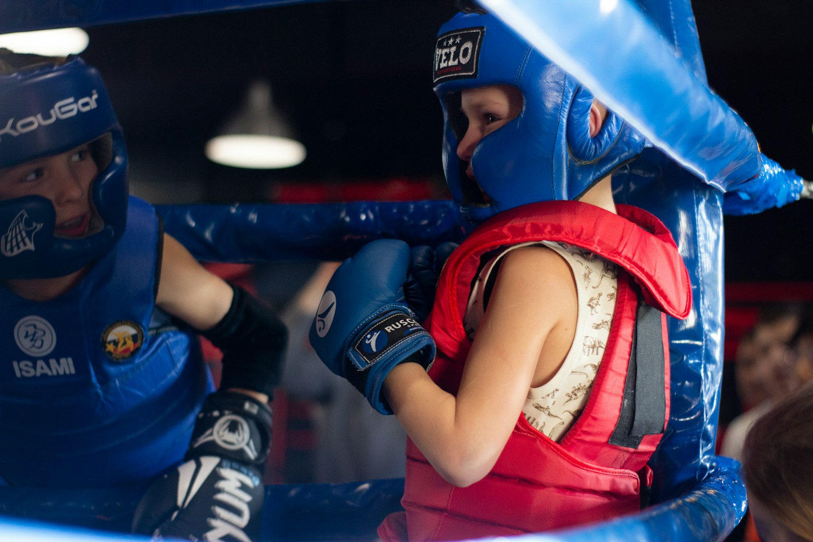 Zwei Sparringpartner im Gym — Anfänger-freundliches Training